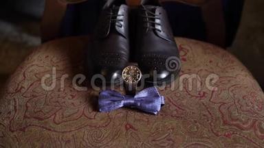 男人`配饰时尚。 领结或领结、腕表、皮鞋